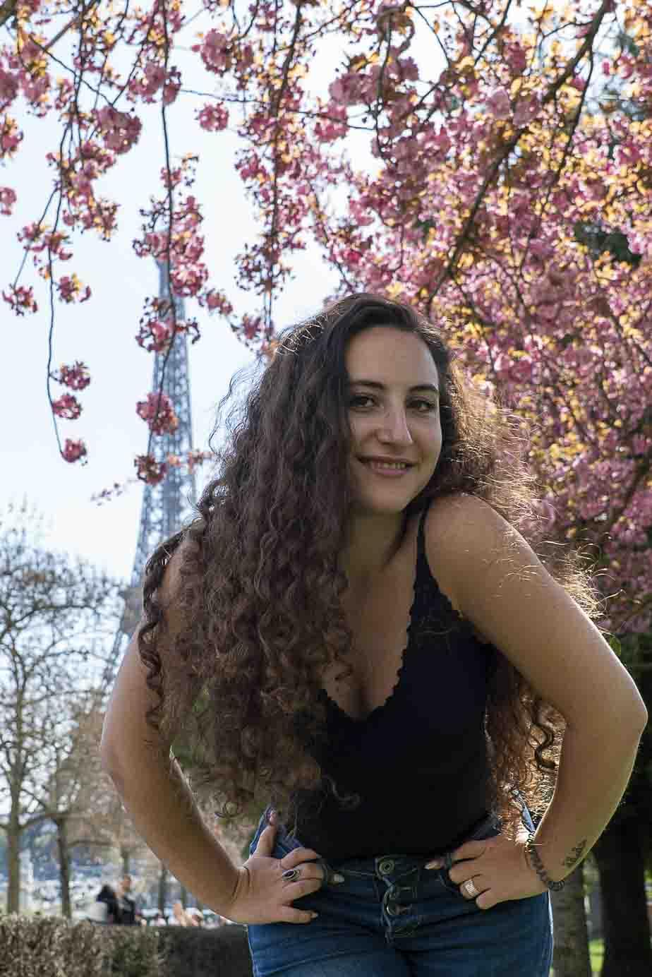 Rue pour prendre une photo de la Tour Eiffel : shooting printanier au Trocadéro, spot photo emblématique de Paris pour portraits de couple